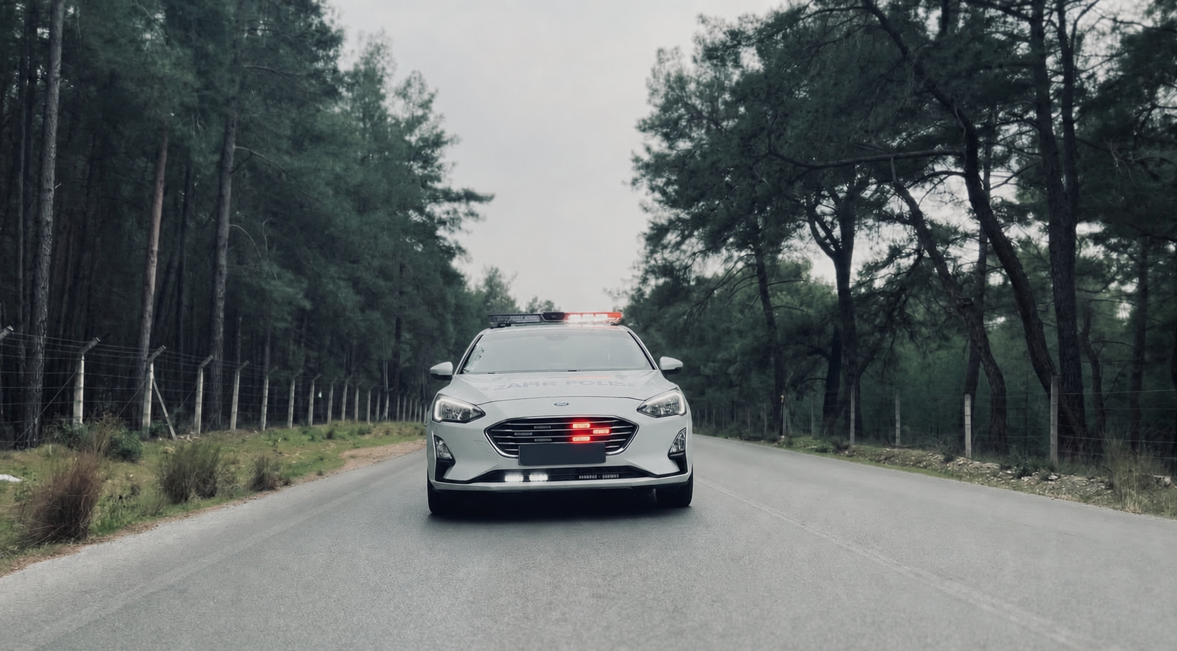 Orman yolunda plakası anonimleştirilmiş ikaz sistemli trafik güvenliği aracı
