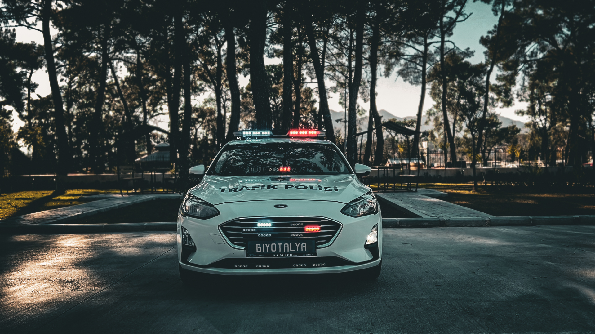 Biyotalya tarafından ikaz sistemi uygulanan trafik polisi aracı